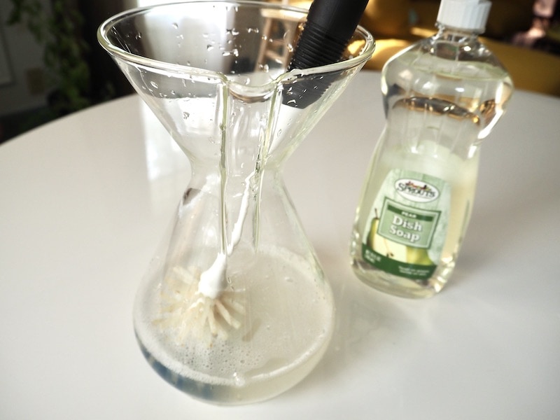 https://coffeeaffection.com/wp-content/uploads/2020/09/wash-Chemex-with-a-bottle-brush-and-dish-soap.jpeg