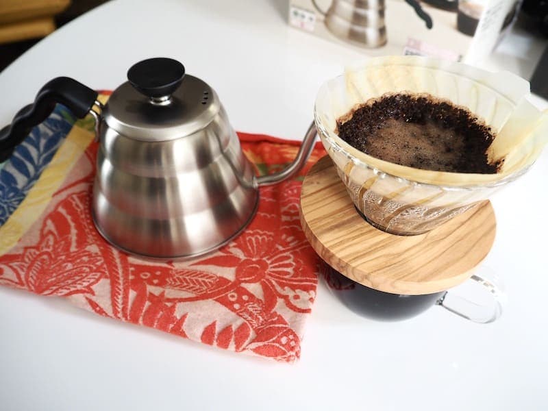 https://coffeeaffection.com/wp-content/uploads/2020/10/Hario-Buono-kettle-with-V60.jpeg