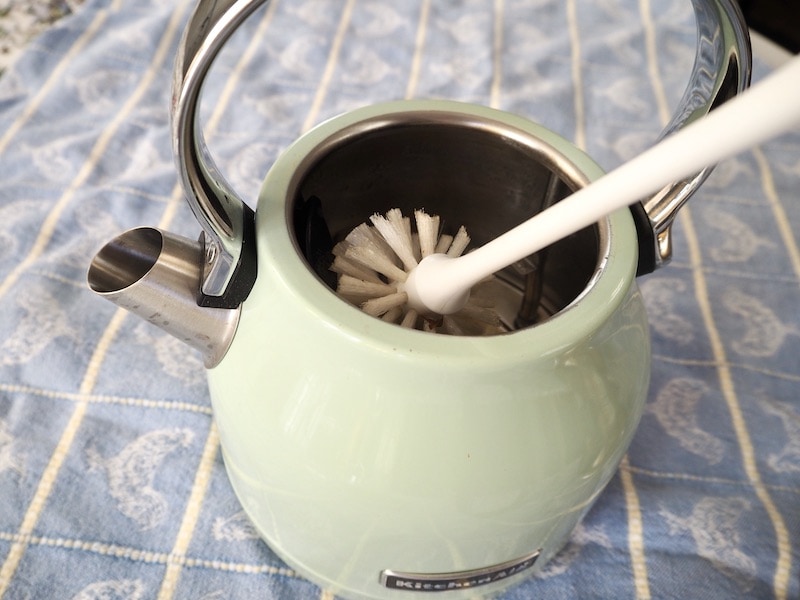 Clean electric outlet kettle