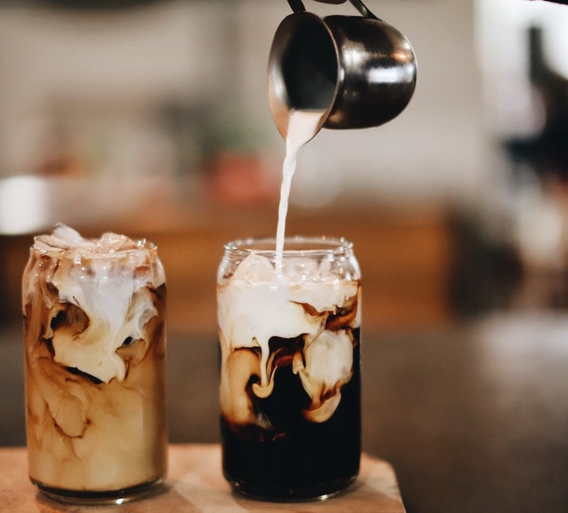 کرم قهوه سویا در قهوه ریخته می شود