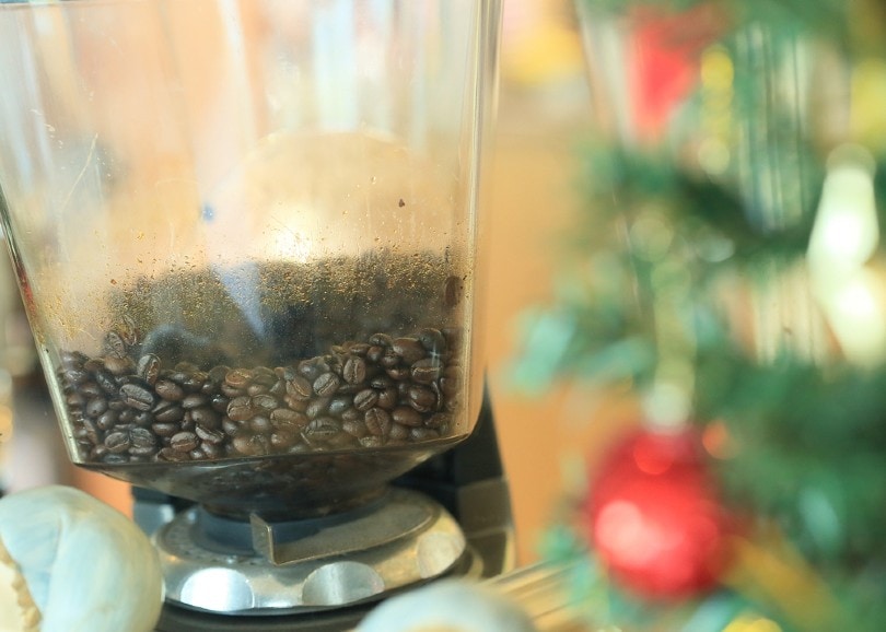 kávové zrná v mixéri v kaviarni
