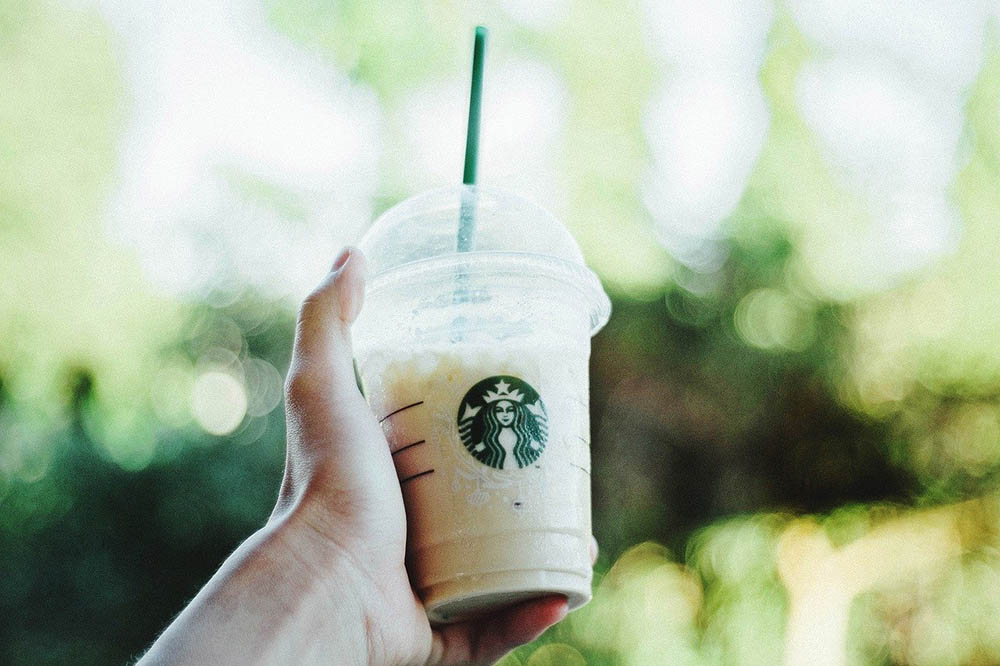 hand holding a starbucks frappuccino