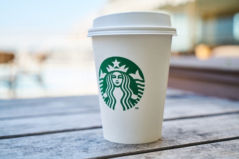 Starbucks Cup auf einem Holztisch
