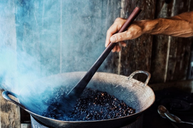 kafijas grauzdēšana tradicionālā veidā wok pannā