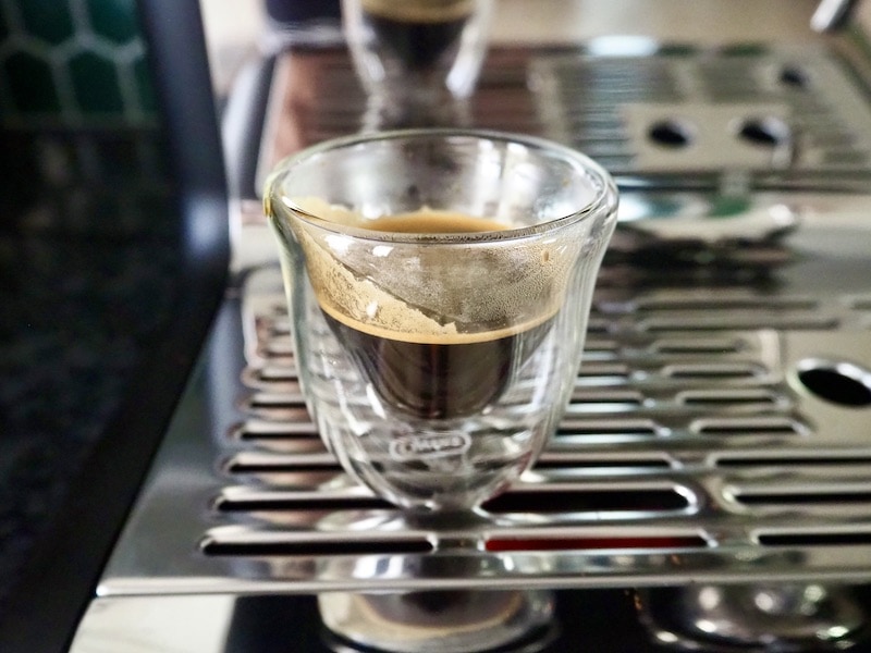 bogaty shot espresso z pianką w filiżance o podwójnych ściankach