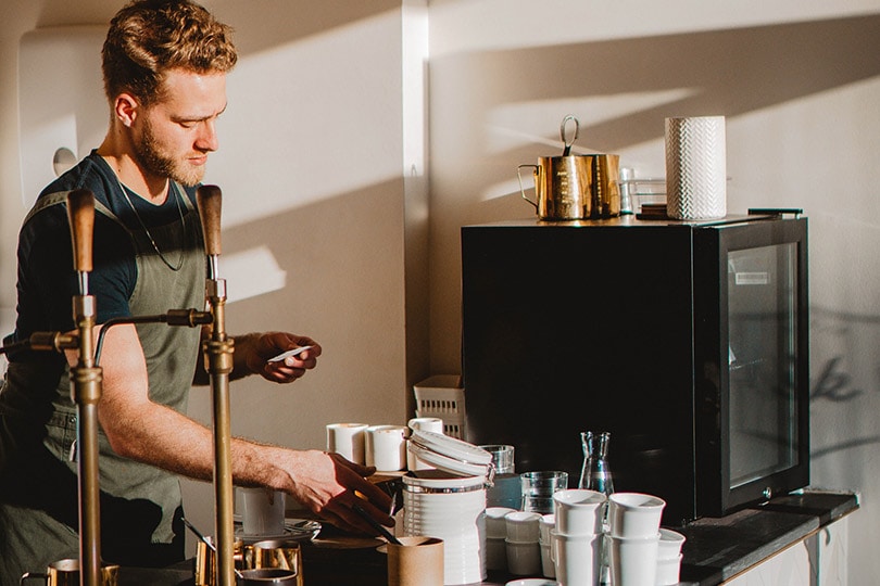 barista preparing order