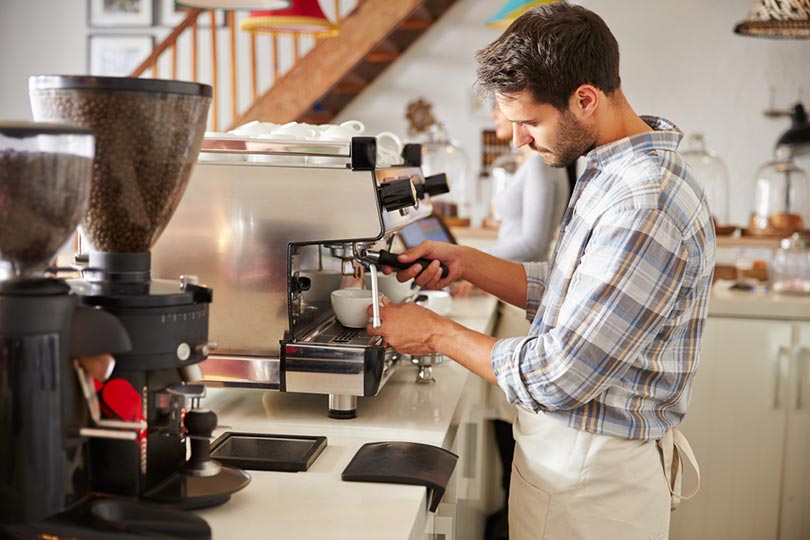 barista preparing coffee in a cafe