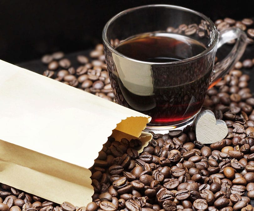 Tasse Kaffee und Bohnen