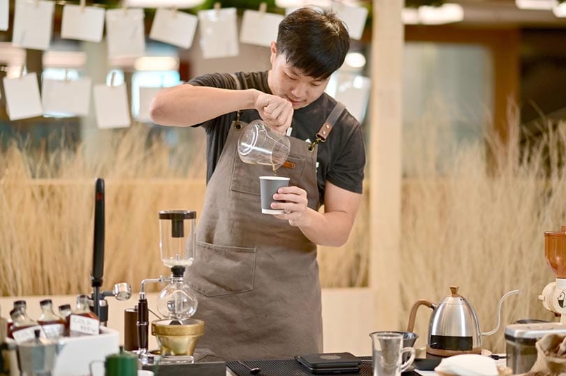 barista Tayland'da bir kafede kahve hazırlıyor