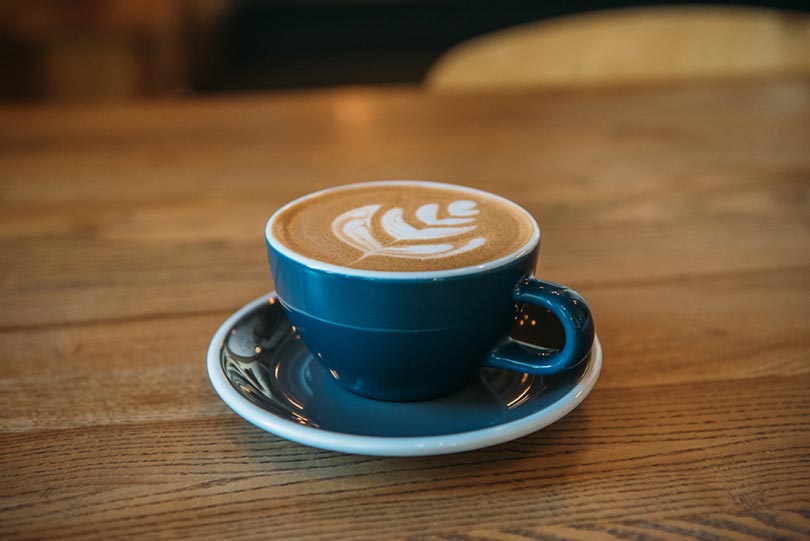 cappuccino az asztalon egy kávézóban