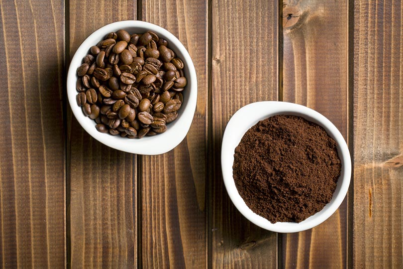 grãos de café e café moído em tigelas