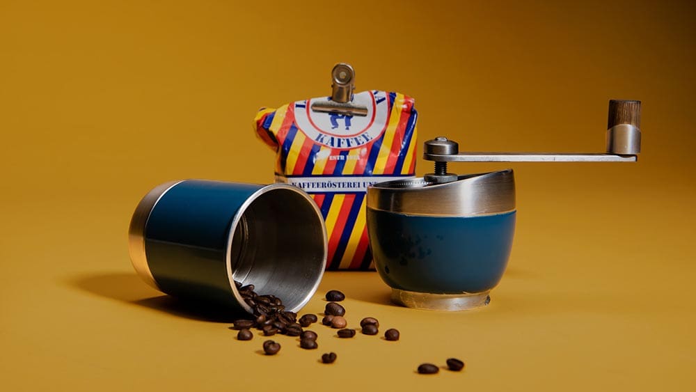 grãos de café e ferramenta de moedor de especiarias
