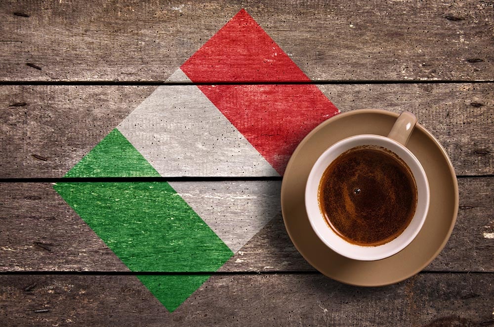 Bandiera dell'Italia con caffè sul tavolo