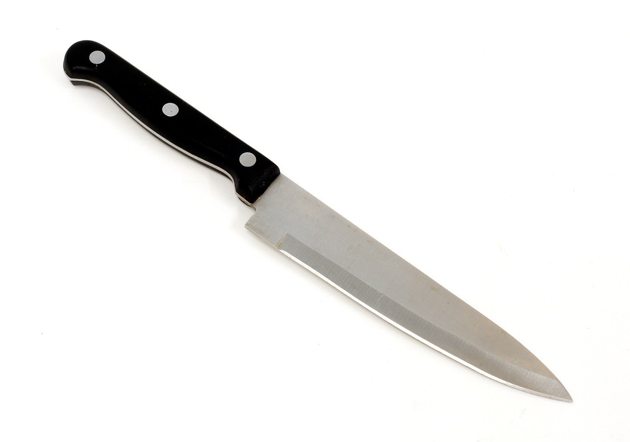 nóż na białym tle