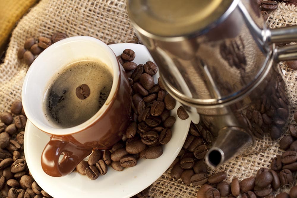 eine Tasse Kaffee aus der neapolitanischen Kaffeemaschine