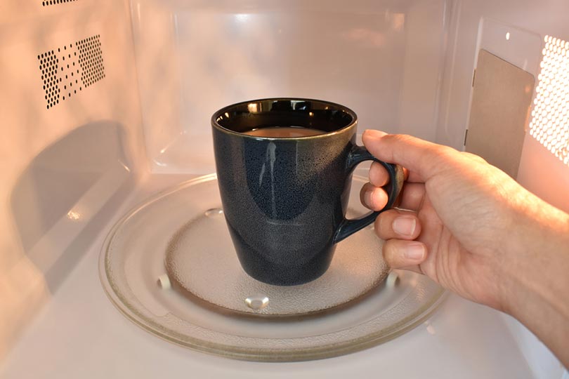 en kopp kaffe i en mikrobølgeovn