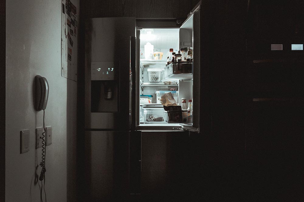 hűtő ajtaja nyitva