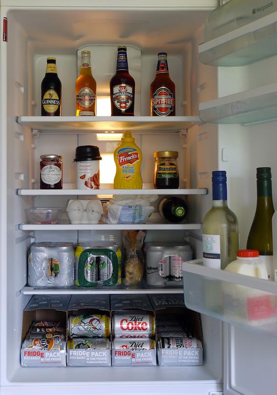 ledusskapis, kas piepildīts ar pārtiku