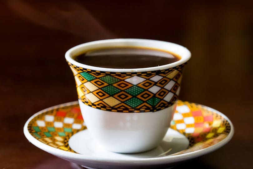 gorąca kawa etiopska w tradycyjnej filiżance