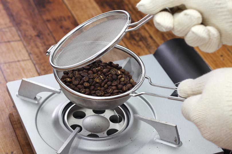 processo de torrefação de grãos de café por torrador prático em casa