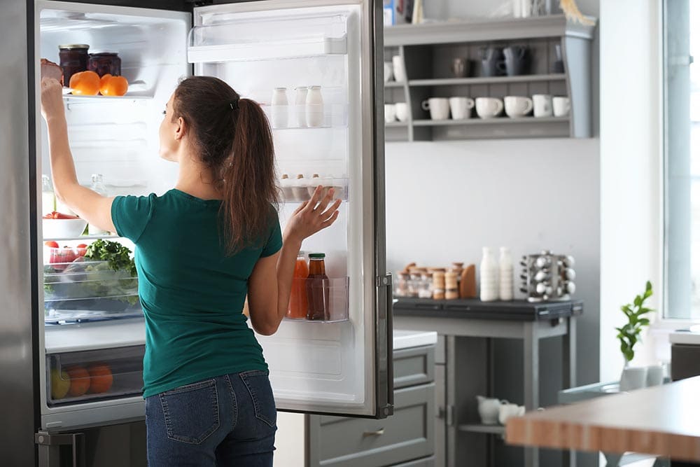 женщина открыла холодильник