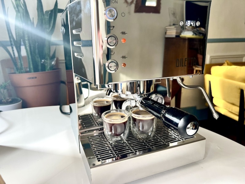 Diletta Mio espresso machine with freshly brewed espresso shots