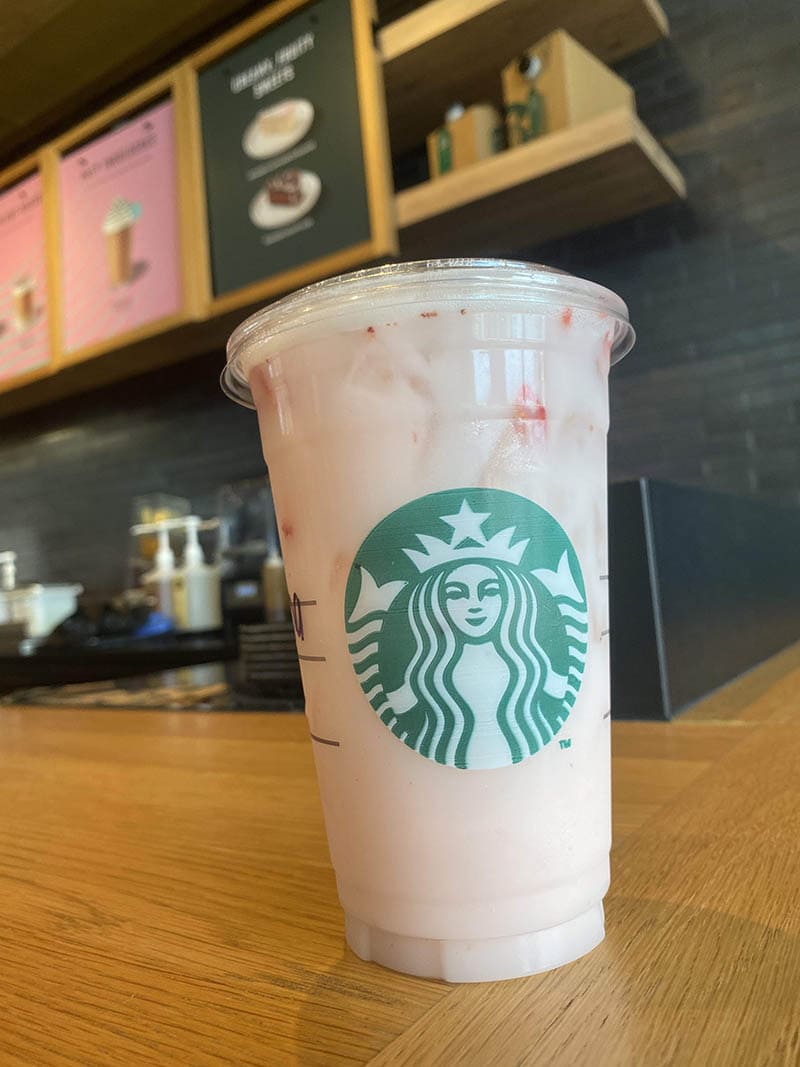 Розовый напиток Starbucks с клубникой асаи