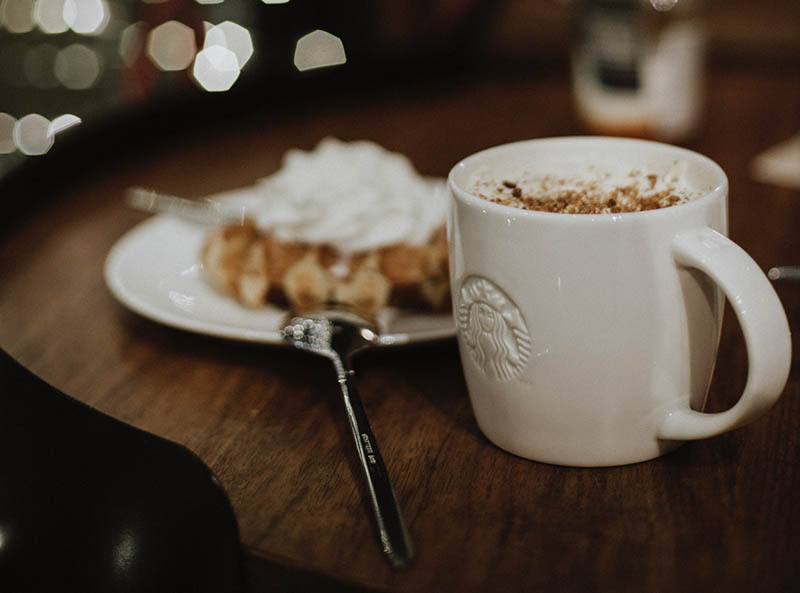 чашка горячего шоколада Starbucks и вафли