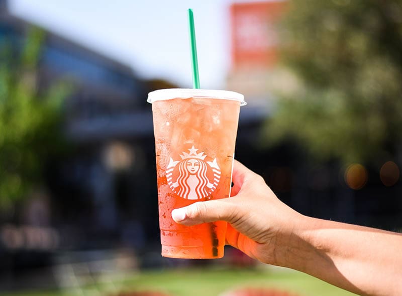 uma xícara de bebida refrescante da Starbucks