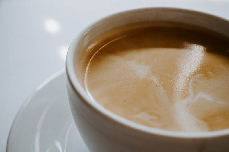 sammenfalden mælkeskum på kaffe