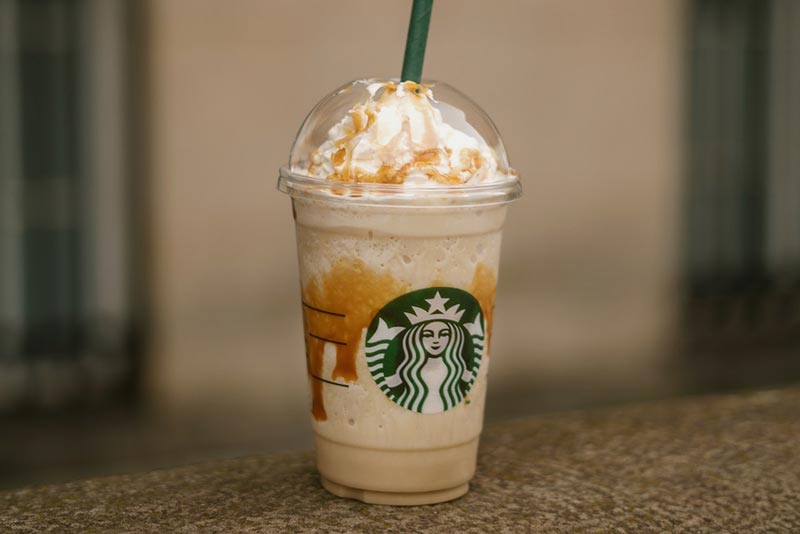Frappuccino im Starbucks-Becher