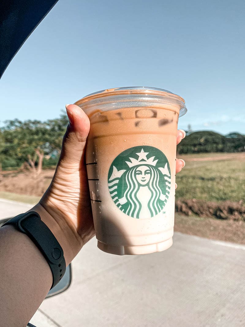 ruka koja drži Starbucks Iced Caramel Macchiato