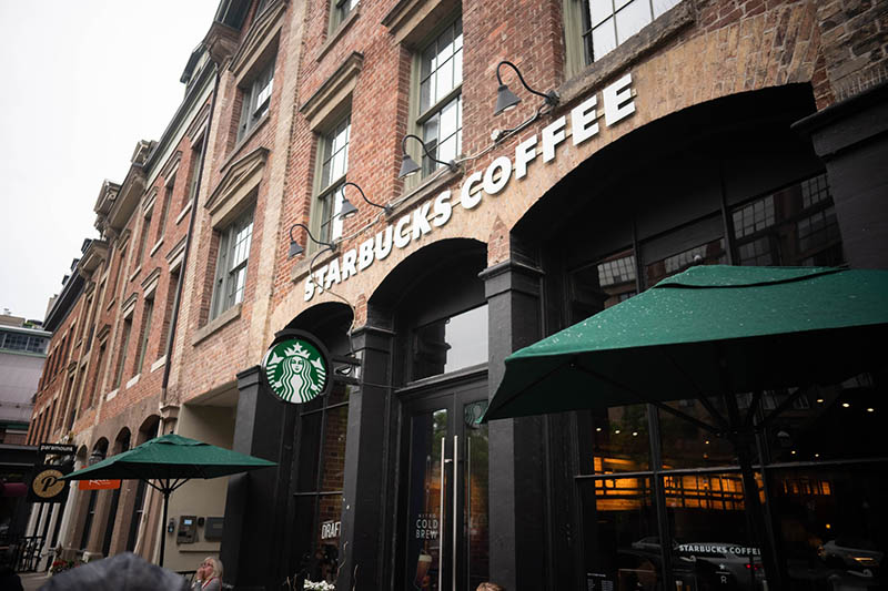 Fassade des Starbucks-Kaffeegeschäfts