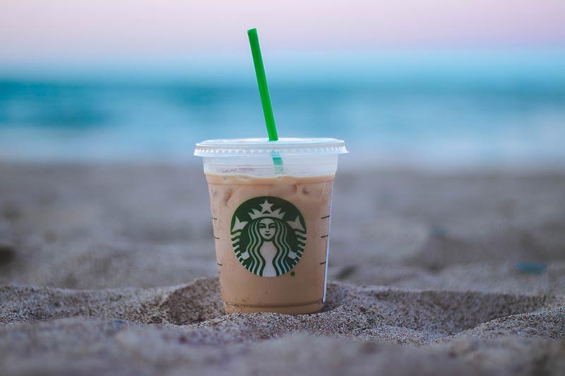 Starbucks zimne napoje na plaży