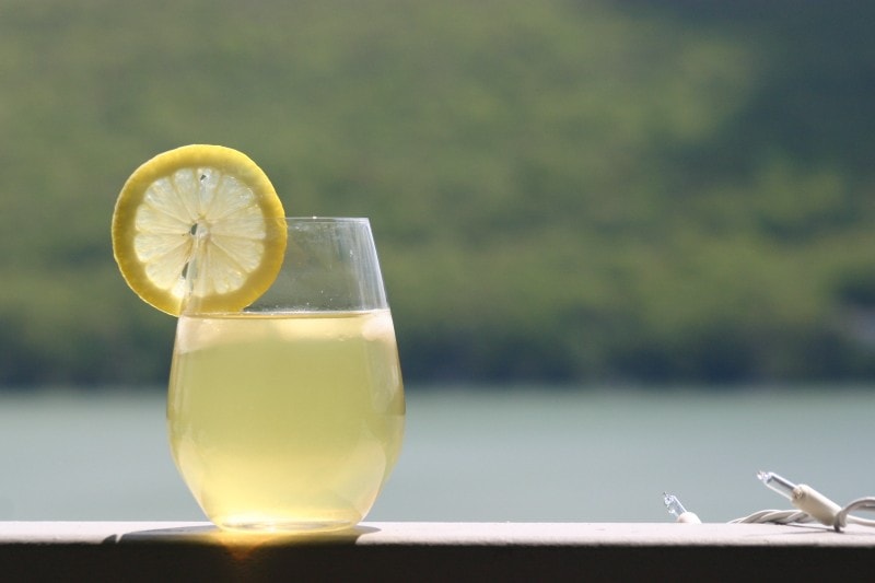 стакан лимонада с ломтиком лимона_jumpstory