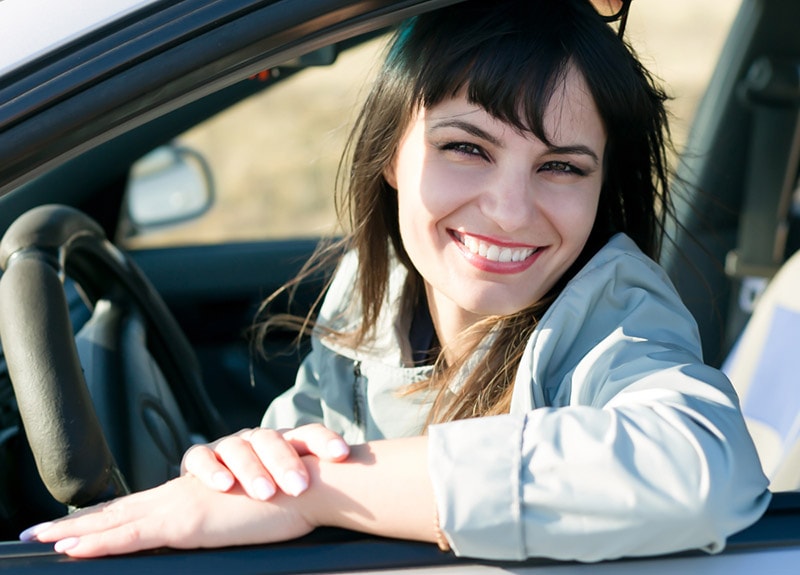 женщина-водитель улыбается